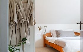 Celý apartmán v rodinném domě s vanou a krbem